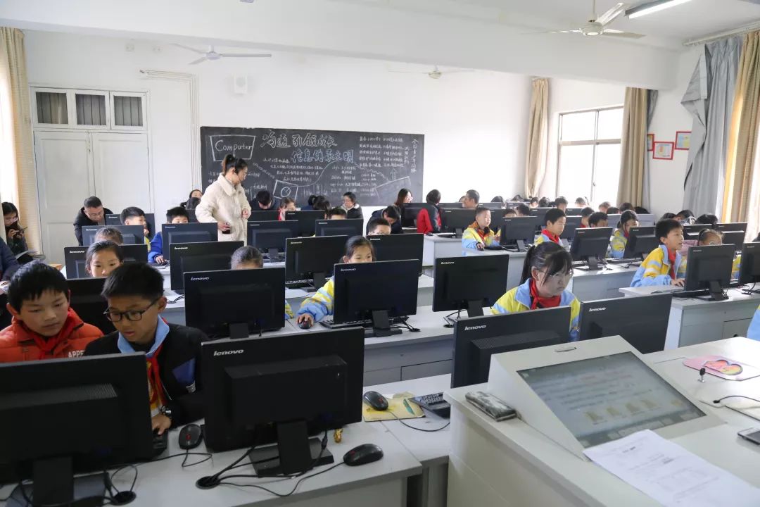 創新教學共研究 信息技術融課堂--縣信息教研活動在花橋中小舉行