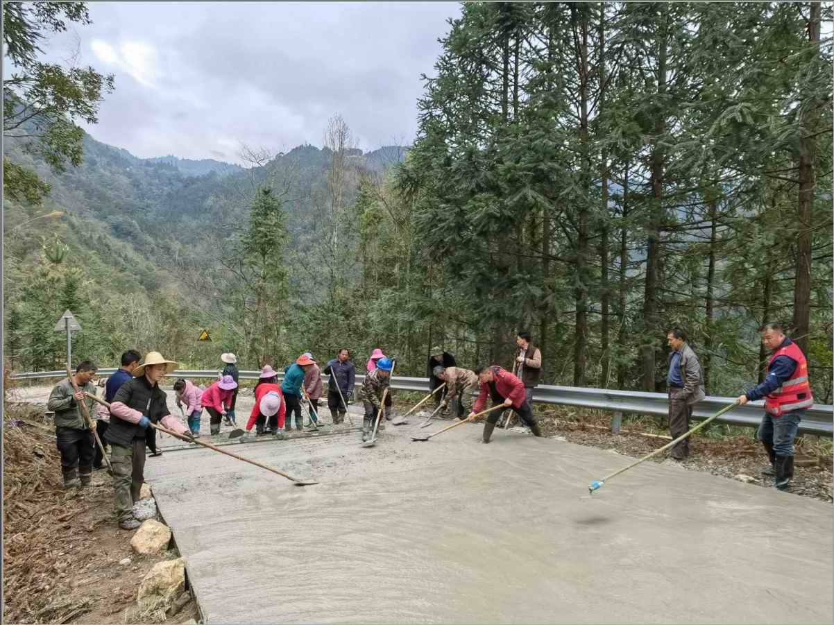 維修村屯道路，暢通貨物運輸，為鄉村振興注入新動力